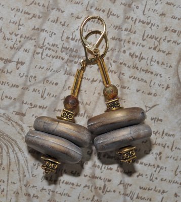 Vintageinspirerade statementörhängen med 24x7 mm mullvadsfärgade akryl-rondeller från 1960-talet, gyllene glaspärlor, mässingsde