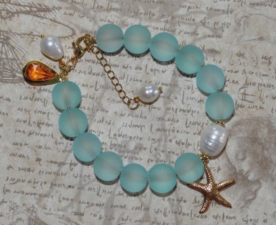 Handgjort armband med frostad akvablå glaspärlor, stor vit sötvattenspärla, vintage lucite-droppe (1960-tal) och 18K guldplätera