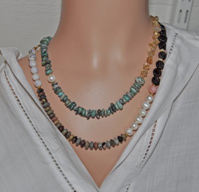 Handgjort dubbelradigt boho-halsband med ädelstenar, turkos, opaler, pärlor och guldpläterat toggle-lås. Unikt statement-smycke 