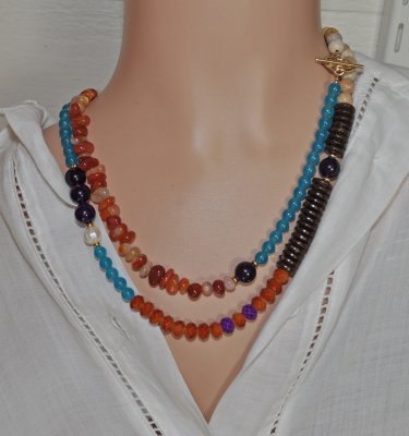 Dubbelradigt boho-halsband med ädelstenar, pärlor och glas med guldpläterat toggle-lås, 95 cm statement-smycke.