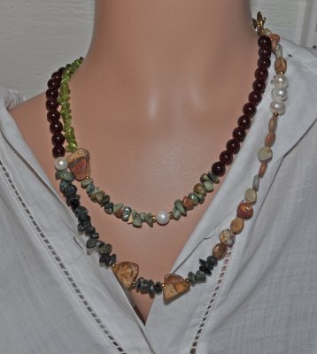 Dubbelradigt boho-halsband i ädelstenar och pärlor med guldpläterat toggle-lås, 95 cm statement-smycke.