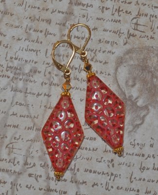 Retro statementörhängen från 1970-talet med transparenta akrylromber, etsat korallmönster, Swarovski-kristaller och guldpläterad