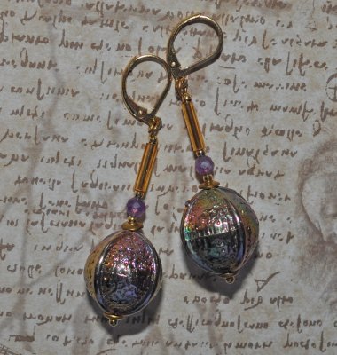 Retro statementörhängen från 1970-talet med iriserande lucitepärlor formade som bjällror, ametistpärlor, glasdetaljer och guldpl