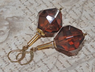 Retro statementörhängen med kastanjebruna vintage bicone-pärlor i akryl, strassrondeller, mässingsdetaljer och guldpläterade kro