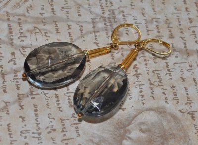 Retro statement-örhängen med stora fasetterade ovala vintagepärlor i antracitgrå akryl (25×18 mm) från 1960-talet. Dekorerade me