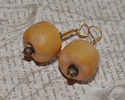 Vintage 1960-tals örhängen i senapsgul akryl med Dzi-agatpärlor, guldfärgade bugle beads, mässingsdetaljer och 18K guldpläterade