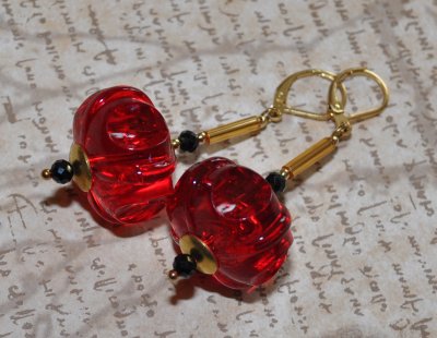 Vintage 1970-tals örhängen i lingonröd akryl med facetterade svarta spinellpärlor, guldfärgade bugle beads, mässingsdetaljer och