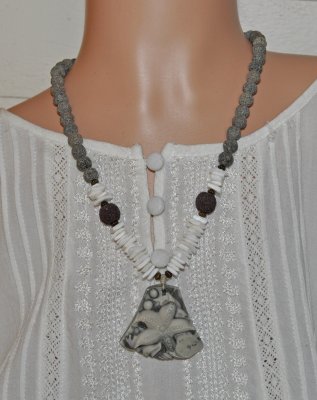 halsband med picassojaspis sjöstjärna, grå lavapärlor, vita snäckskalschips och bronsfärgade detaljer. Boho-stil, unikt handgjor