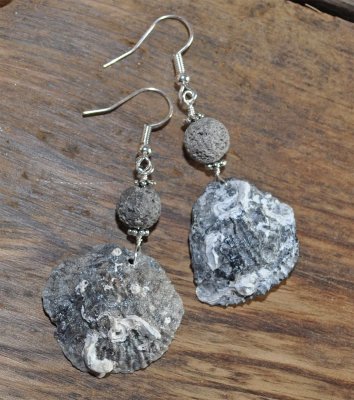 Handgjorda örhängen med grå och svarta snäckor från den svenska västkusten och mörkgrå lavapärlor, silverpläterade krokar, unikt