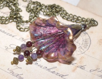 Handgjort OOAK-halsband med stort frostat lucite-blomhänge, handmålat i iriserande nyanser samt aubergine, svart vinbär, plommon