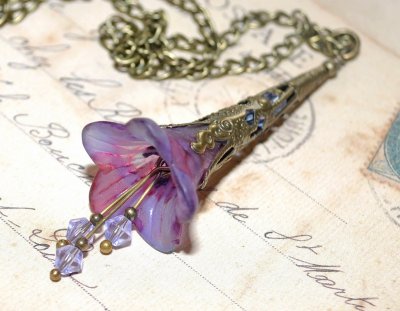 Handgjort OOAK-halsband med frostat lucite-blomhänge, handmålat i nyanser av fuchsia, plommon och lavendel. Ljuslila kristaller 