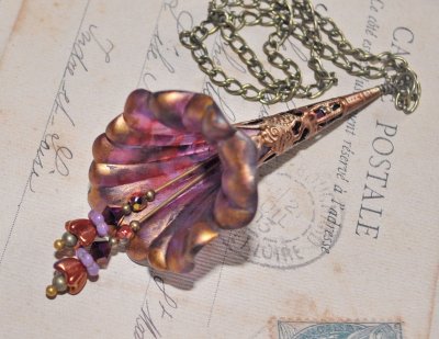 Handgjort OOAK-halsband med stor frostad lucite-blomma handmålad i svart vinbär, lila, sienna och guld. Dekorerad med filigranko