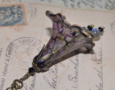 Handgjort OOAK-halsband med stort frostat lucite-blomhänge, handmålat i aubergine, oliv, svart och guld. Pyntat med facetterad s