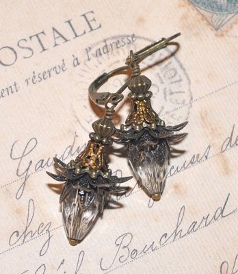 Romantiska rökgrå droppörhängen med nickel- och blyfria bronsbrisyrer.